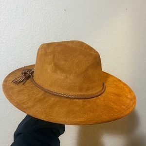 Tan rancher hat flat brim fedora